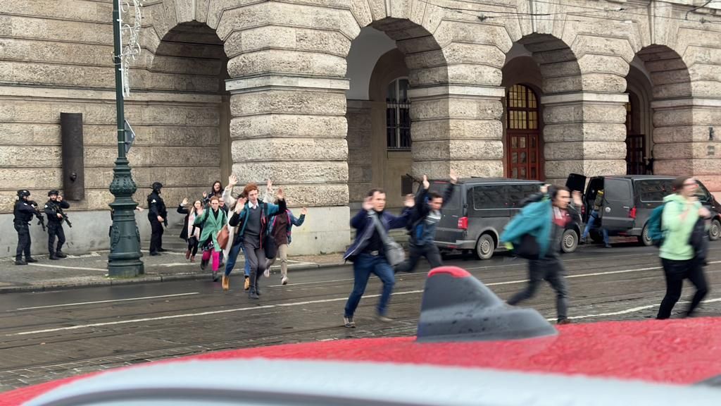 Střelba na univerzitě v centru Prahy: Nejméně 15 mrtvých a desítky zraněných